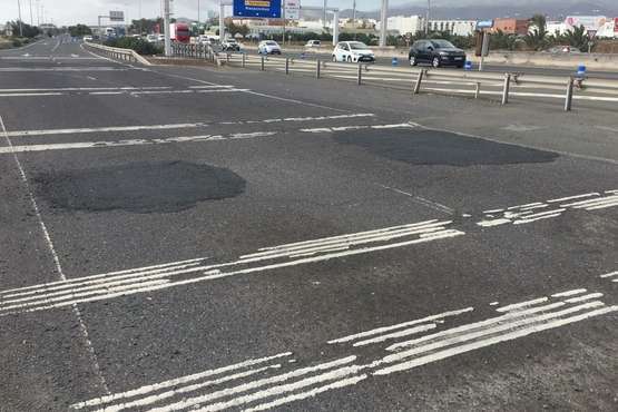 Vías y Obras rebachea la salida de La Mareta a la GC-1 a la altura de la gasolinera BP (Foto TA)